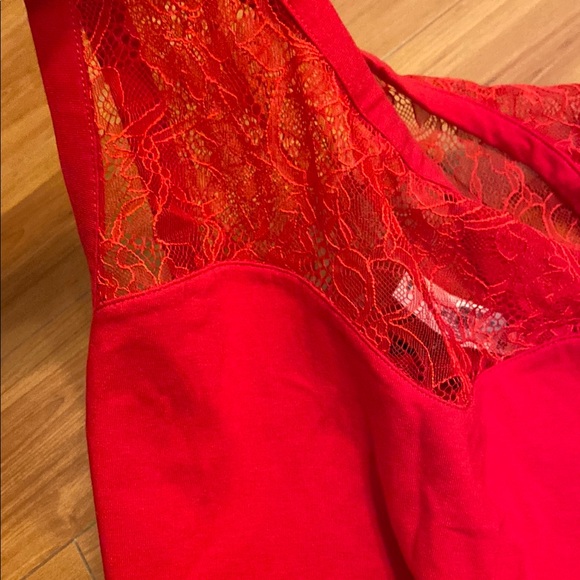 Red Sleeveless Lace Top - Picture 4 of 4
